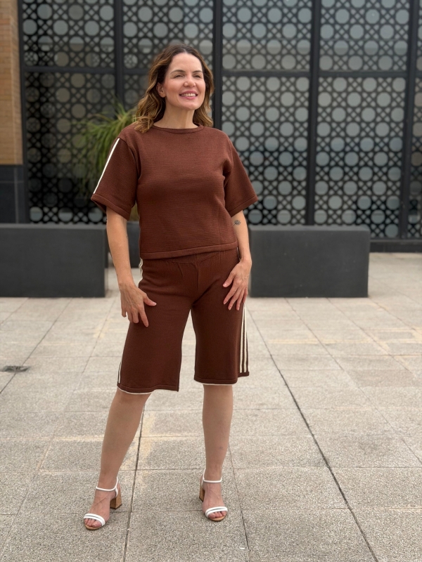 CONJUNTO URBAN EM TRICÔ – BLUSA E BERMUDA - Marrom