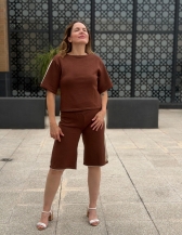 CONJUNTO URBAN EM TRICÔ – BLUSA E BERMUDA - Marrom
